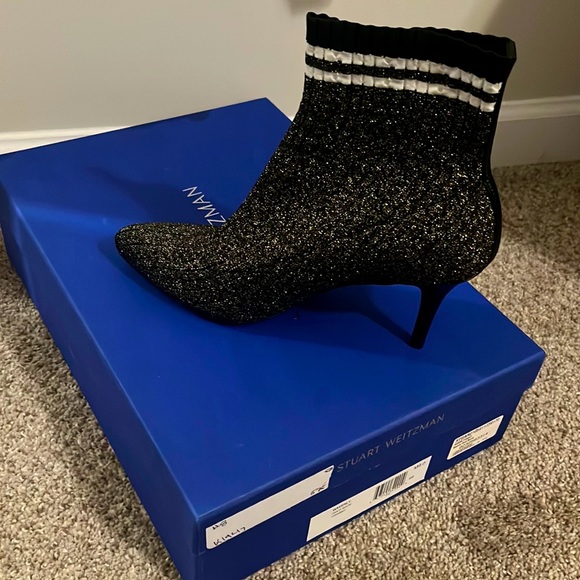 Stuart Weitzman - Picture 1 of 4